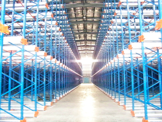 Lái xe nặng qua ổ đĩa trong Radio Radio Pallet Rack 